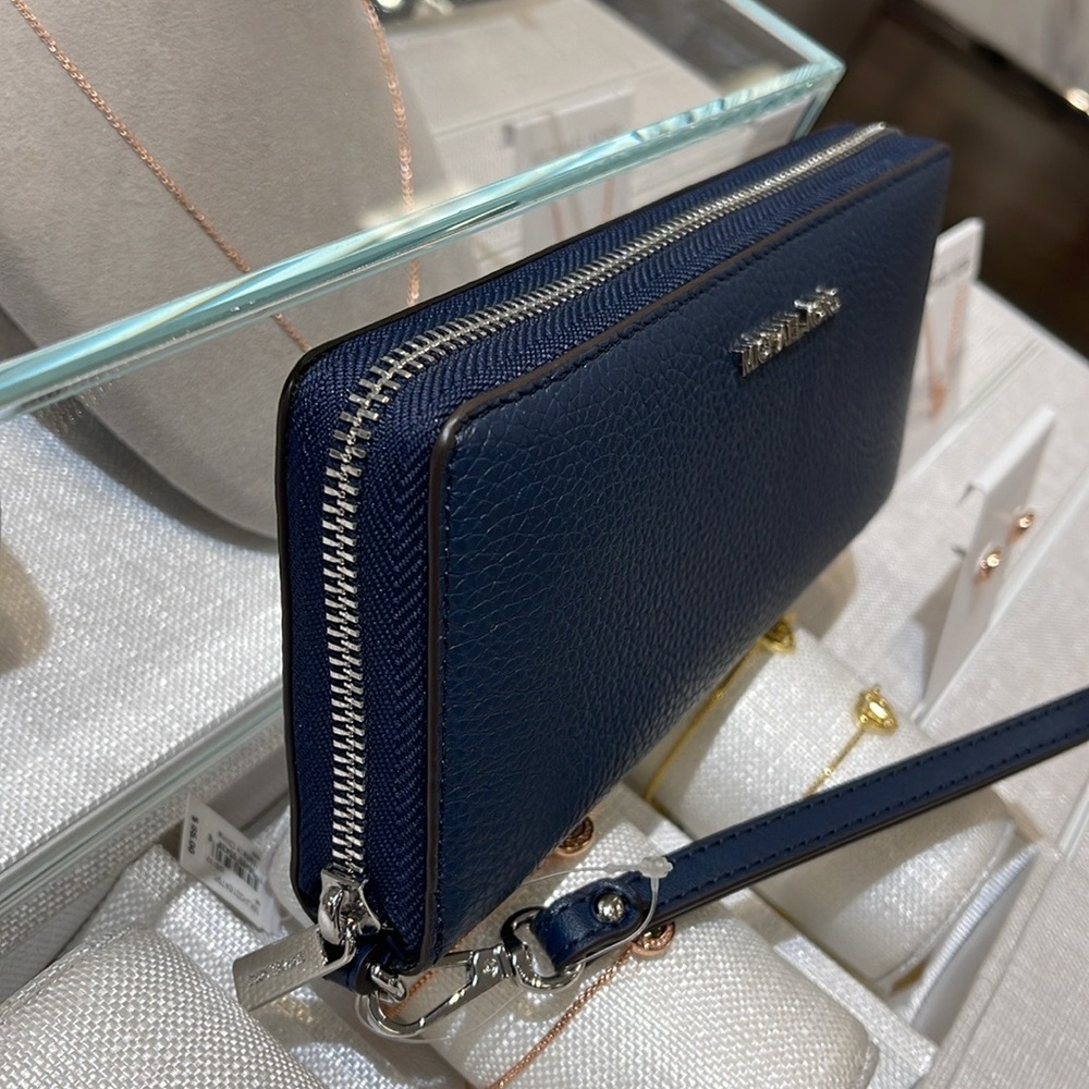 MICHAEL KORS LARGE TRAVEL CONTINENTAL WRISTLET WALLET SMARTPHONE NAVY BLUE
NWT - Picture 14 of 16